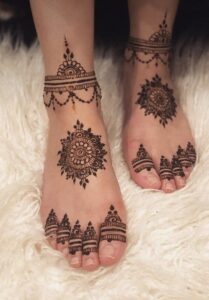 Latest Simple Mehndi Designs For Feet